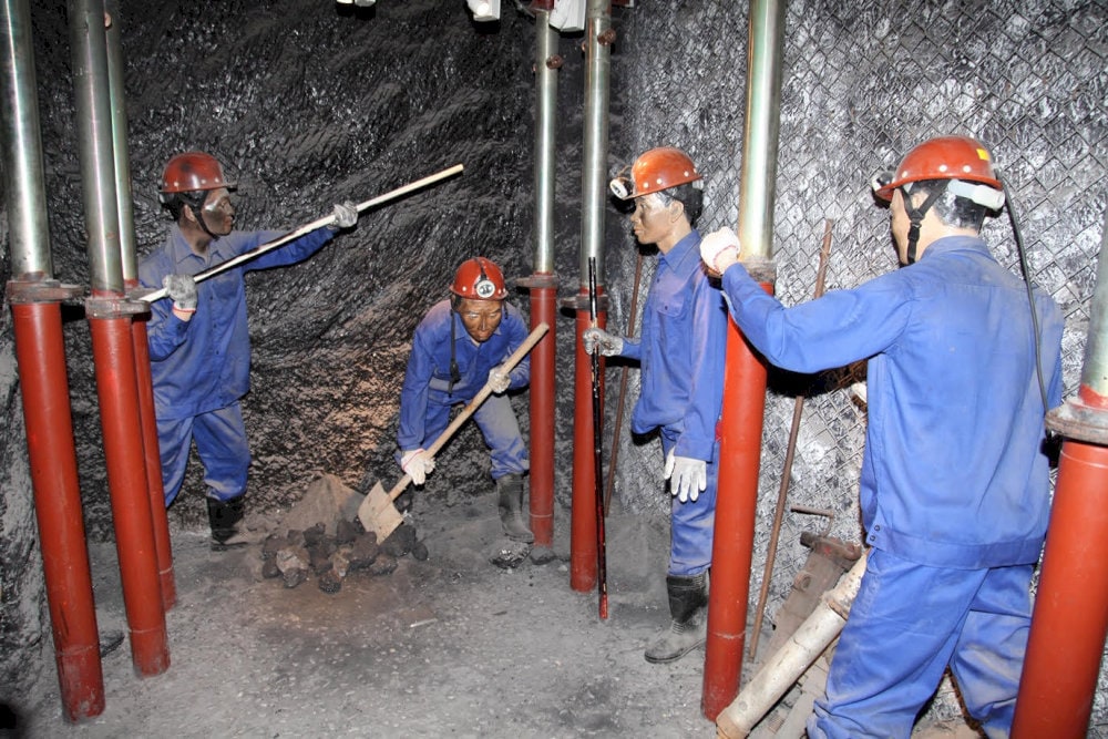 Vividly depicting the challenges in the renowned coal mining industry in Quang Ninh